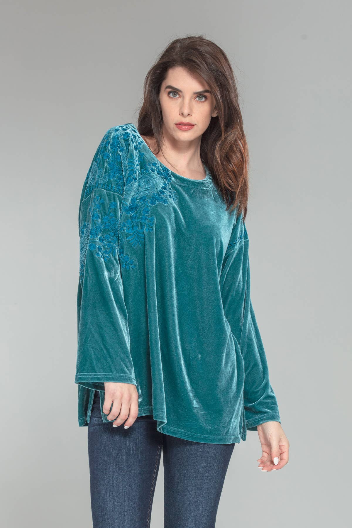 Paparazzi - Venta al por mayor Blusa - Mujer - Top de terciopelo elástico con bordado tonal en hombro 1321-MAT11