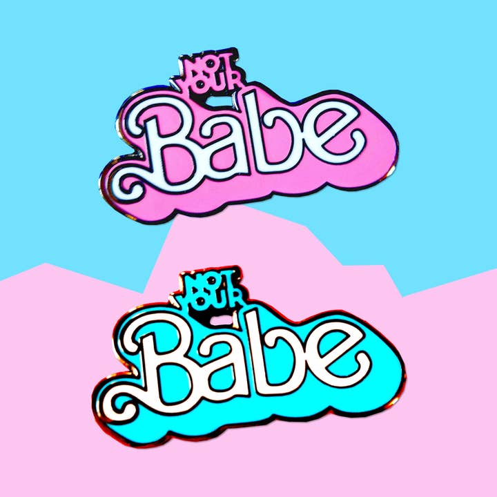 Épinglette féministe en émail dur Not Your Babe des années 90 pour la vente par HelloSailorTees