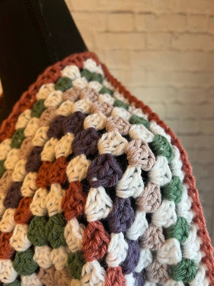 Willow And The Wolf Co - Venta al por mayor Cárdigan - Mujer - Cárdigan Sugarplum Hexi. Jersey Granny Square. Multicolor H