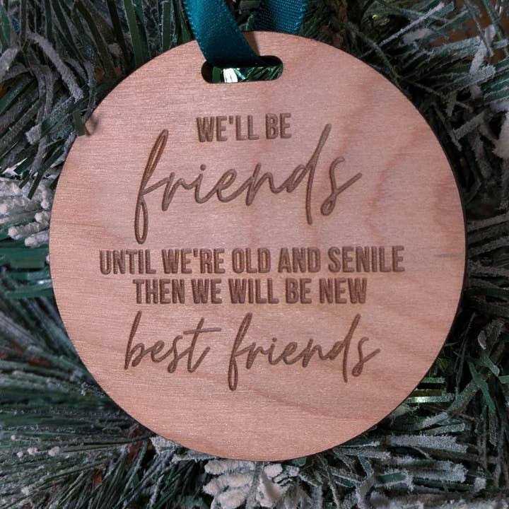 Lustiger Beste-Freund-Weihnachtsschmuck – "Wir werden Freunde sein, bis wir alt und senil sind" – Lasergraviertes Holzgeschenk für den Großhandel von Cabin Design Co
