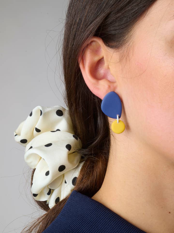 ORECCHINI MINI BLU MARINO per la vendita all'ingrosso da parte di DELAROSA STUDIO