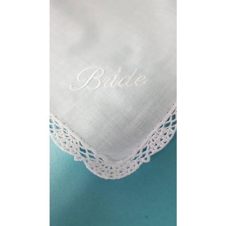 „Bride“ Broderet Hanky for engroshandel hos Simply Charming