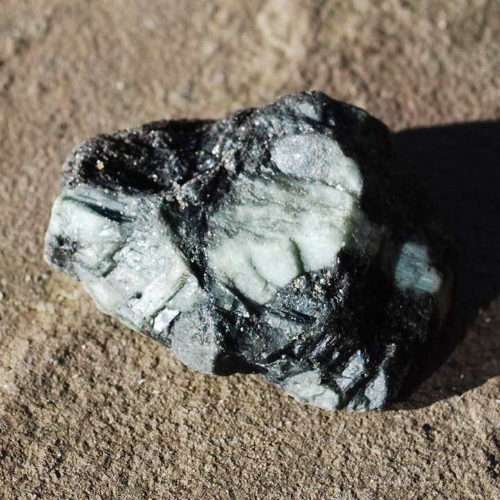 Naturlige Emerald Chunk unikke Crystal Stone rå stykke for engroshandel hos Reiju