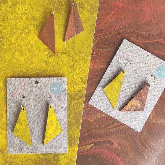 Pendientes triangulares reversibles de papel reciclado, color marrón/mostaza para venta al por mayor de Kami-so