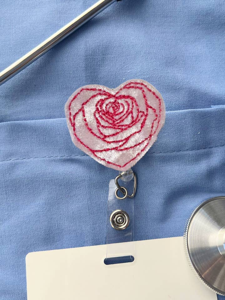 Bobine de badge d'identification rétractable pour la Saint-Valentin avec motif cœur de rose pour la vente par Meeko’s Must Haves