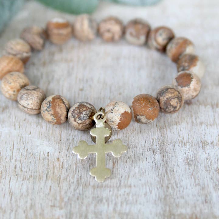 Bracelet en forme de croix Botonee et pierre naturelle de 10 mm pour la vente par Eve and Grace Designs