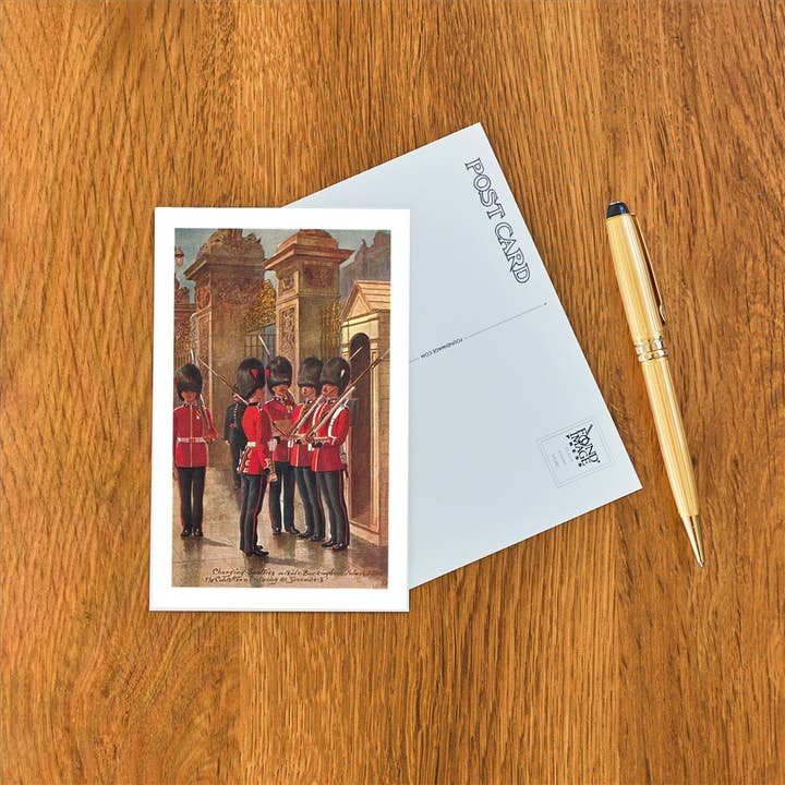 Found Image Press – wholesale Vykort – Vykort EN-70 Vaktavlösning vid Buckingham Palace