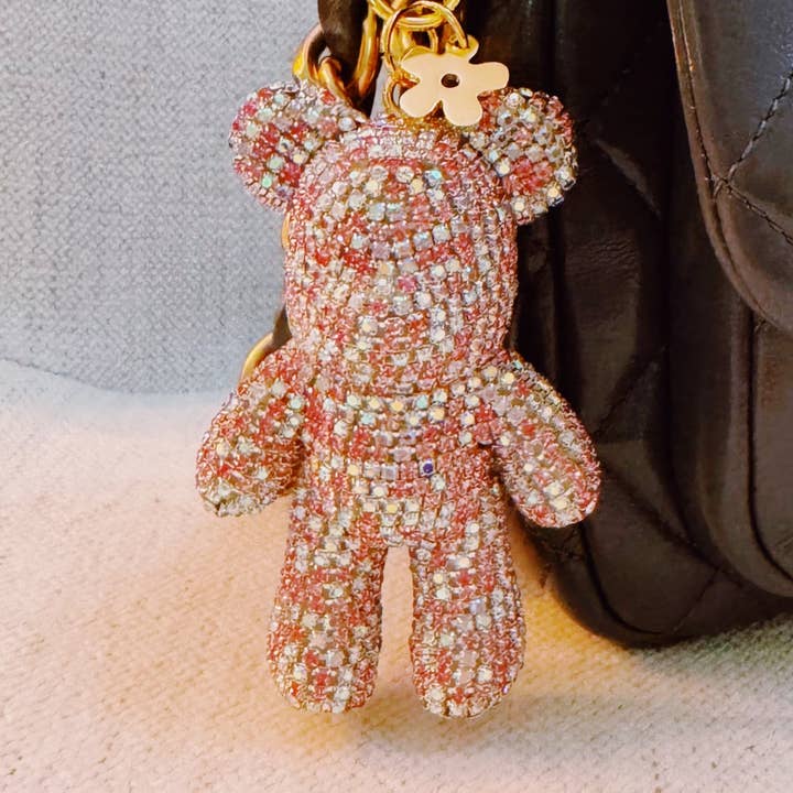 Ellison+Young – Engroshandel Nøglering - Dame – Twinkle Teddy Luxe Taskevedhæng – Lyserød Krystalbjørn0