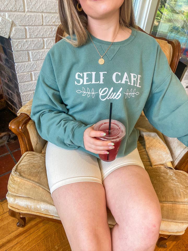 Felpa Self Care Club per la vendita all'ingrosso da parte di An Aesthetic Dose of Jesus