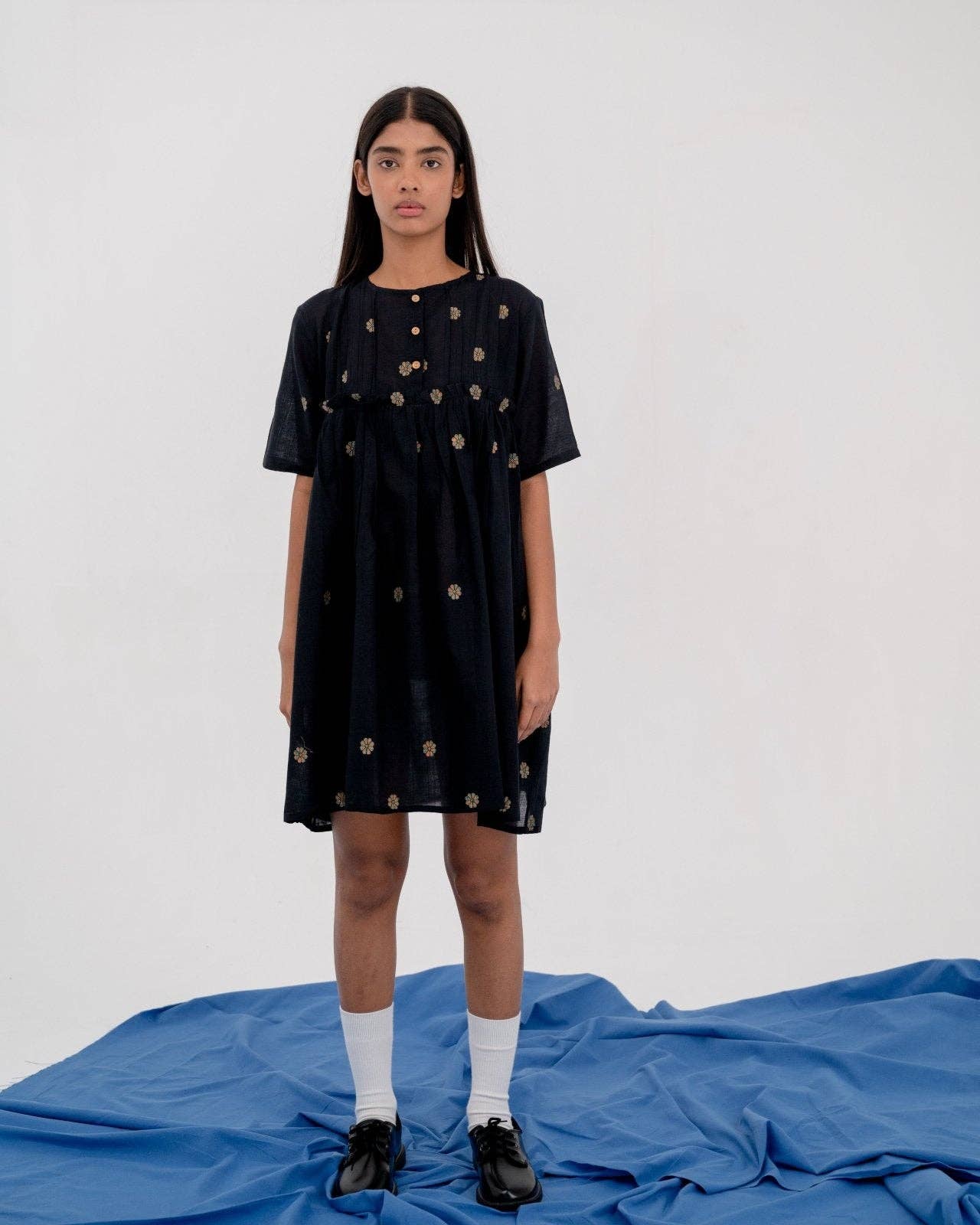 Thuli – Engroshandel Kjole - Dame – Sort håndvævet minikjole - Blomstret feriekjole - Brooklyn baby0