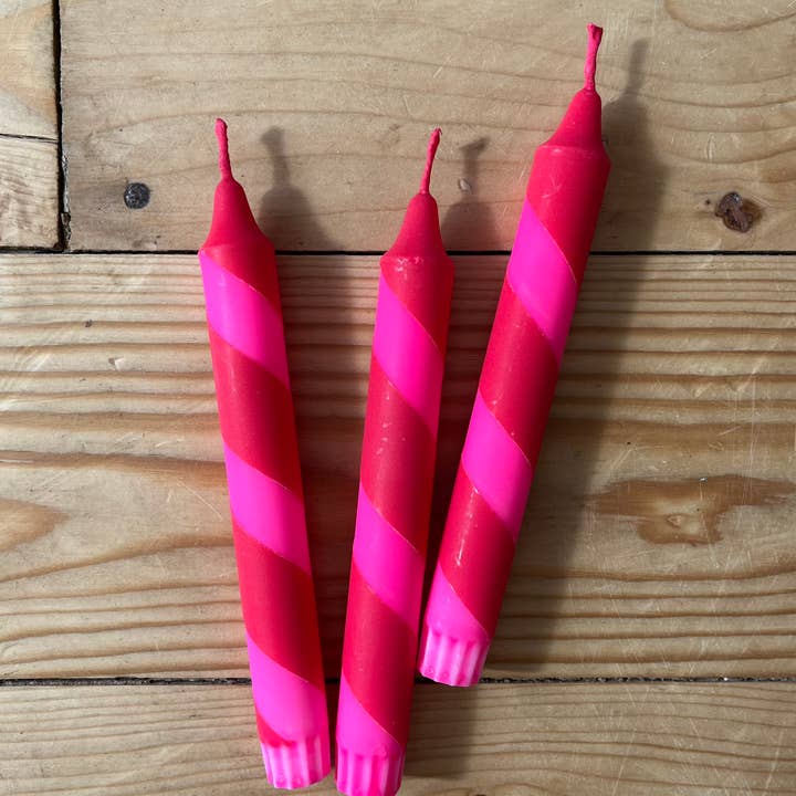 True North Chandlers - Candles – wholesale Avsmalnande ljus – Neonrosa och röd Helter Skelter-middagljus2
