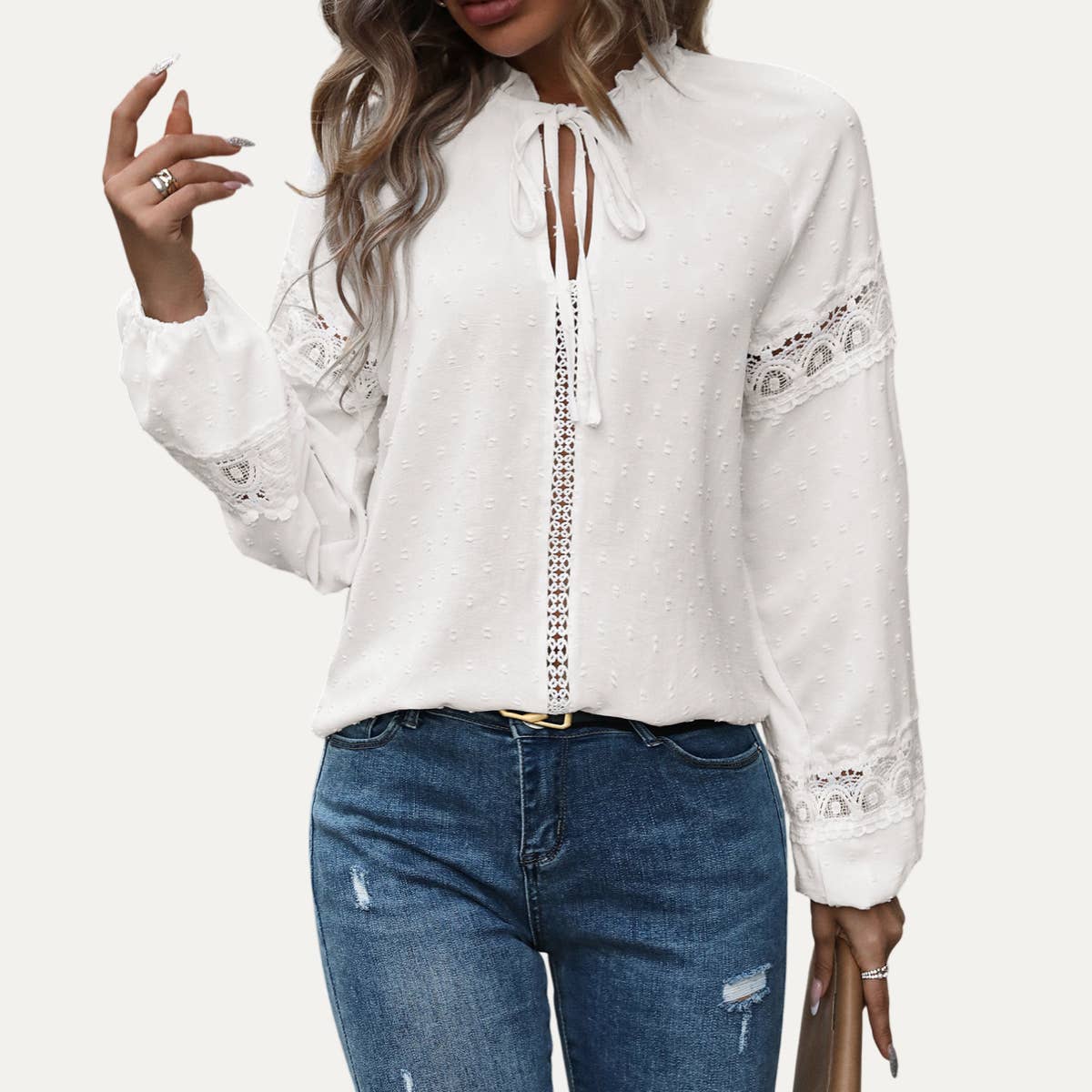 Wit Dromerige witte gehaakte kanten top met Zwitserse stippen en strikceintuur voor groothandel op Faire7