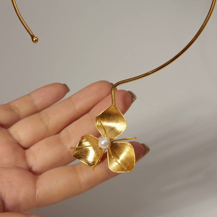 Heliconia Boutique – Großhandel Kette mit Anhänger/Charm – Perlenblumen-Halskette – Blüte & Perle, Zartes Geschenk0