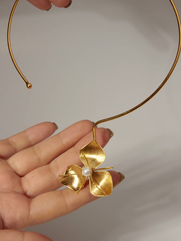 Perlenblumen-Halskette – Blüte & Perle, Zartes Geschenk für den Großhandel von Heliconia Boutique