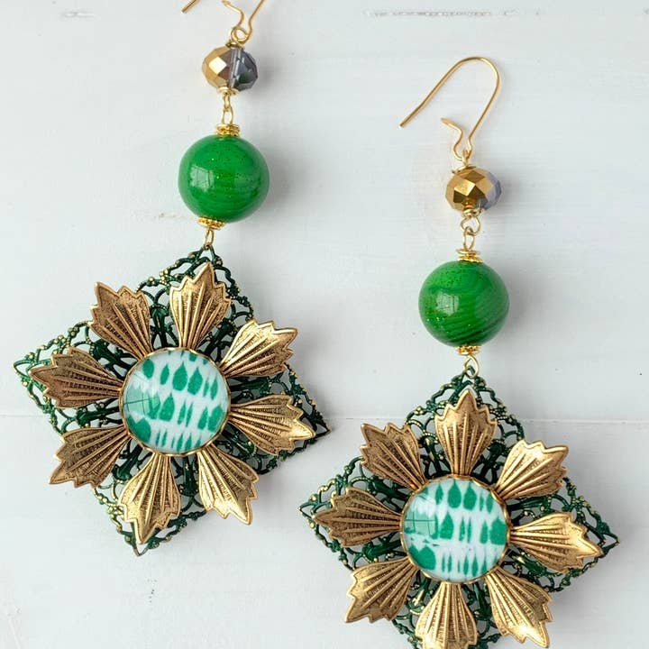 Boucle d'oreille pendante en épicéa et chrysanthème pour la vente par Lenora Dame