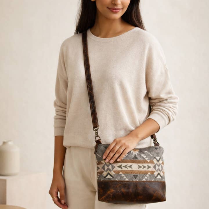 Borsa a tracolla in tela e pelle Bizzy - Fatta a mano per tutti i giorni per la vendita all'ingrosso da parte di Hopofly Bags