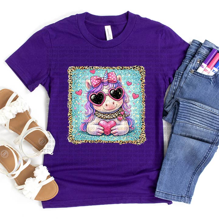 T-shirt Enfant Licorne & Cœurs - Cadeau Mignon pour Amateurs de Licornes, Disponible en Rose & Violet pour la vente par Calypso Rose Designs