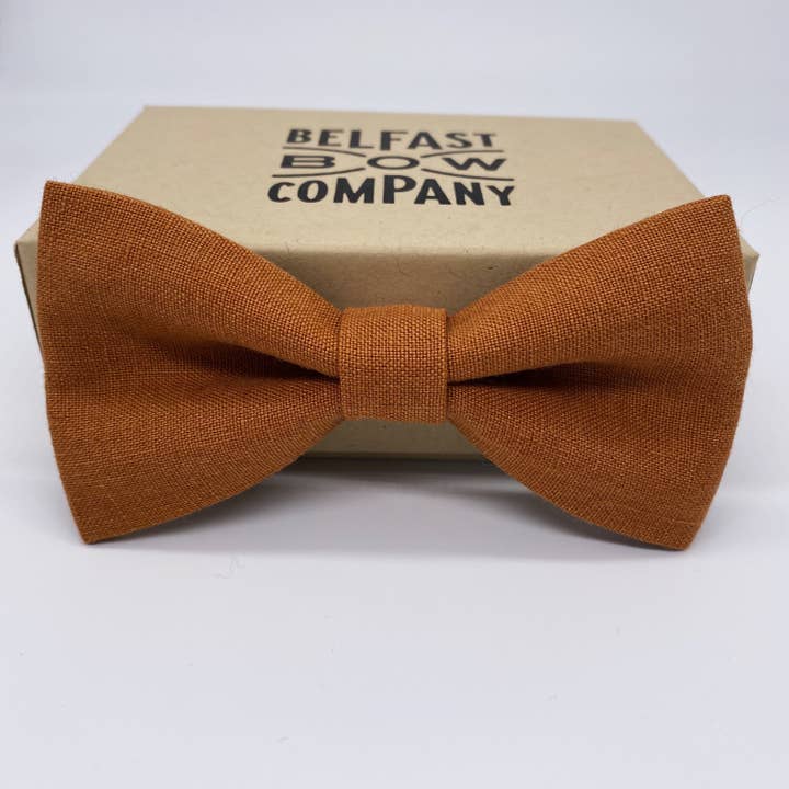 Pajarita de lino irlandés en naranja quemada para venta al por mayor de Belfast Bow Company
