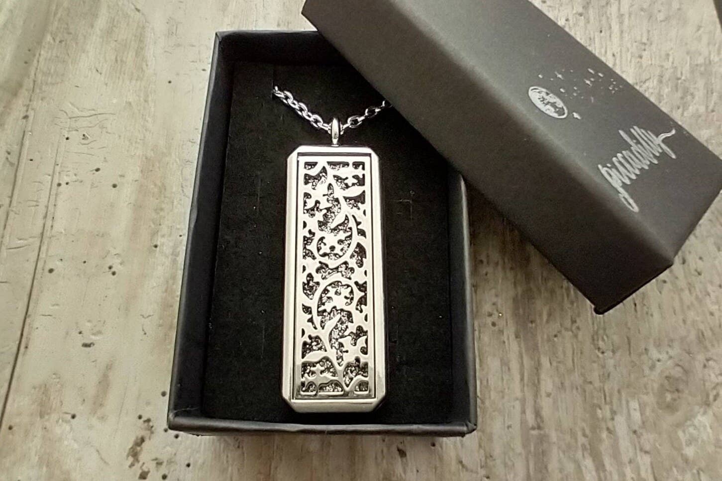 Piccadilly Pendants – wholesale Aromaterapihalsband – Aromaterapihalsband med eterisk oljediffuser och lås3