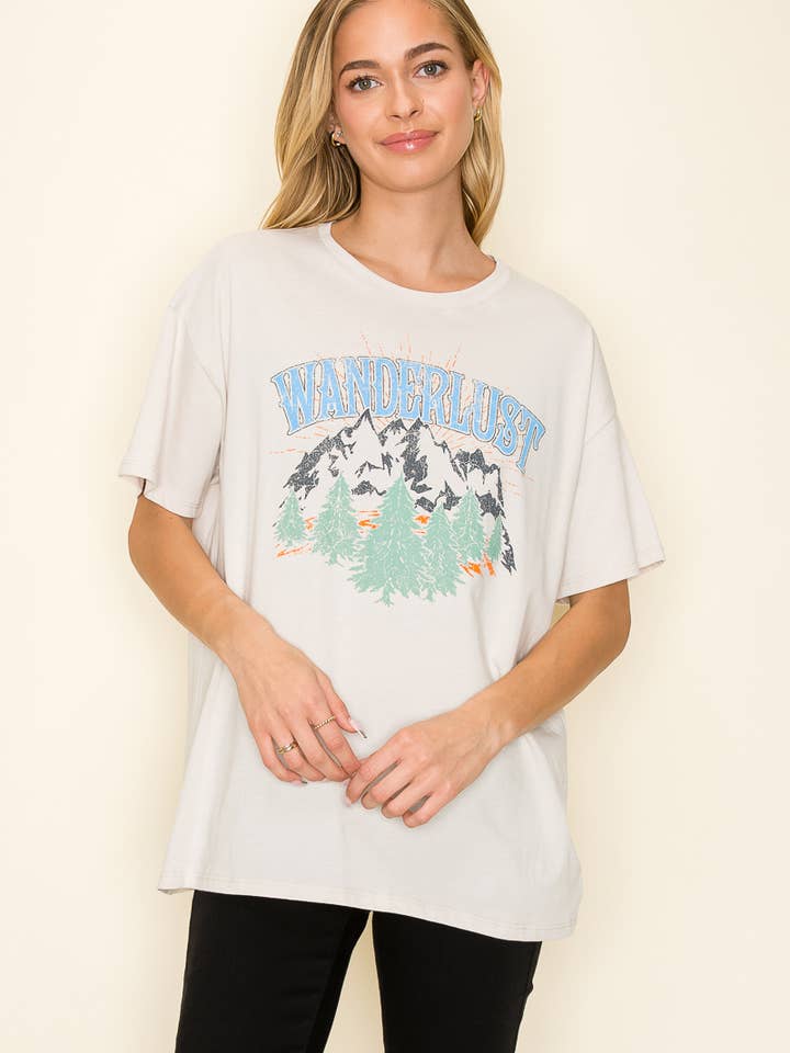 T-SHIRT OVERSIZE CON GRAFICA «WANDERLUST» per la vendita all'ingrosso da parte di Tres Bien, Inc