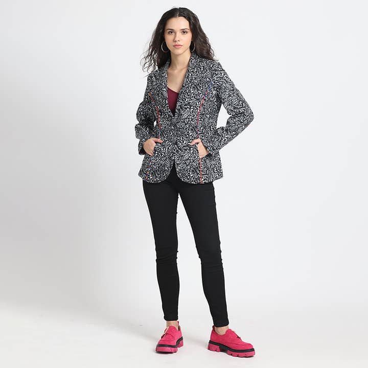 Benares – Engroshandel Blazer - Dame – Sort afslappet blazer - Elegant sort print