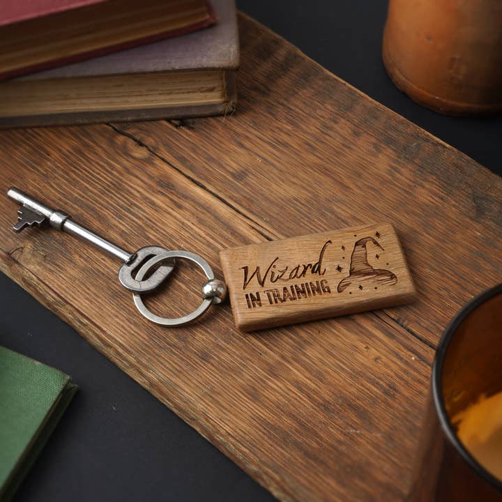 Llavero rectangular de roble «Wizard In Training» para venta al por mayor de CGB Giftware
