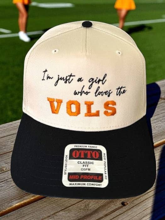 Voraussichtliche Ankunft 30.07. - Vols I'm Just a Girl Natur/Schwarz Bestickter Hut für den Großhandel von Nash Grey