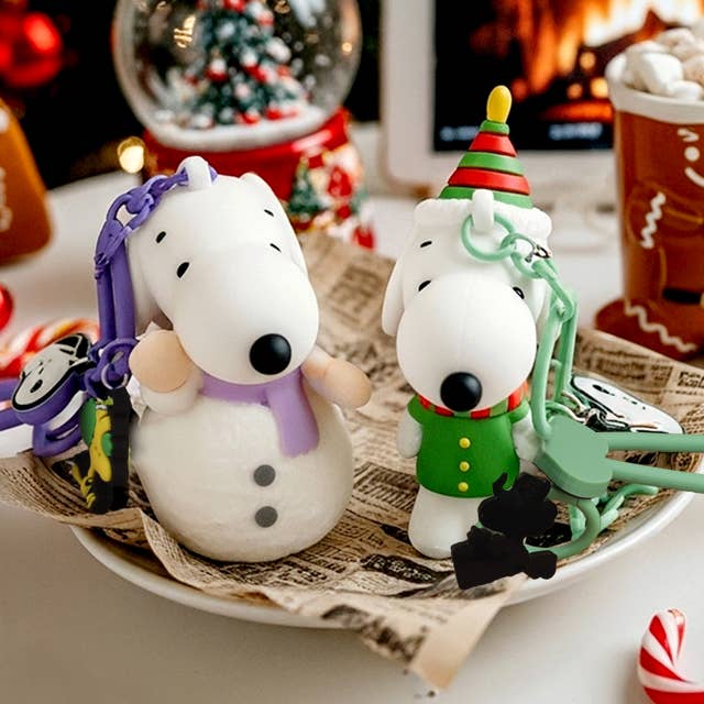 K-Wonderland - Wholesale Sleutelhanger - Uniseks - Pinda's Snoopy Kerstfiguur Sleutelhanger (Willekeurige Stijl)0