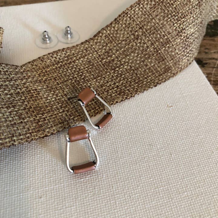 Carol Young Silver - Vendita all'ingrosso Orecchini a bottone - Orecchini a perno con design staffa da sella su cartoncino2