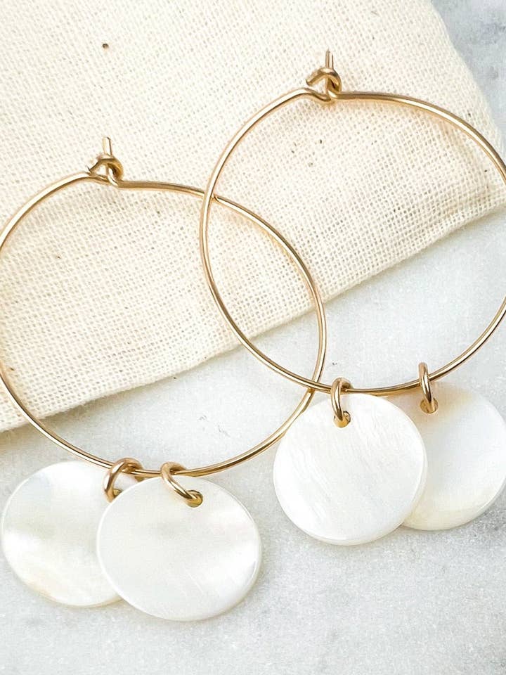 Boucles d'oreilles créoles en nacre pour la vente par Where Watermelons Grow