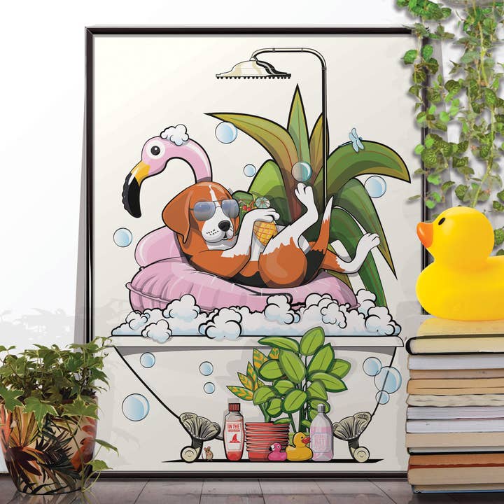 Beagle in der Badewanne mit aufblasbarem Flamingo, lustiges Badezimmerhaus für den Großhandel von In The Washroom