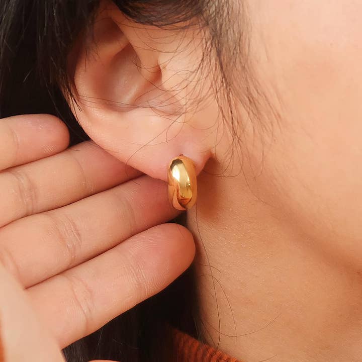 Flânerie by MAIQ - Wholesale Hoop Earrings - Blandine 18K Non-Tarnish Small Classic Hoop Earring