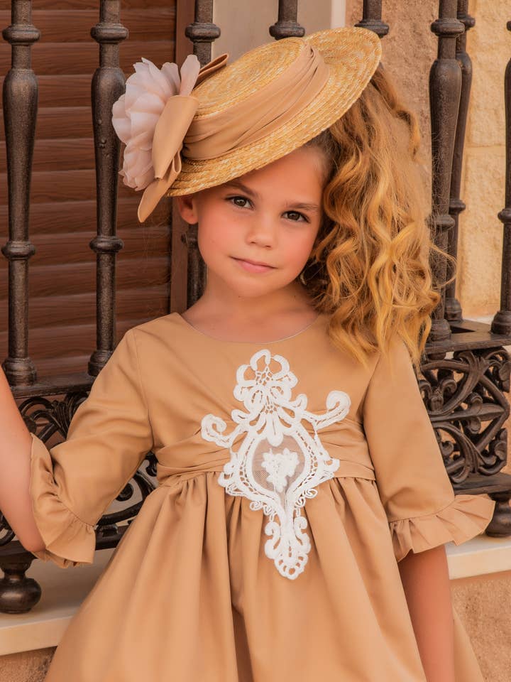 0022816 Meisjesjurk in keperstof met halflange mouwen en applicatie voor wholesale door BABINE-ROINSAL