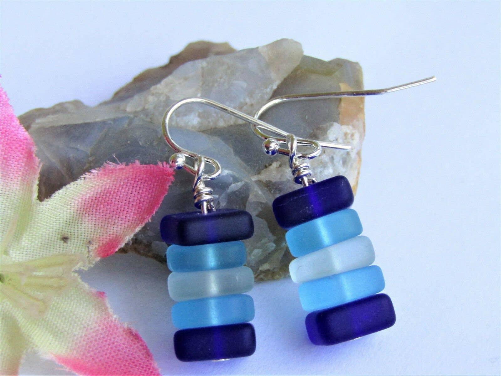 Bad Apple Designs - Venta al por mayor Pendientes colgantes - Pendientes apilados de piedras de cristal marino azul y blanco chapados en plata, para amantes de la playa, regalo para ella, pendientes únicos, minimalistas, naturales2