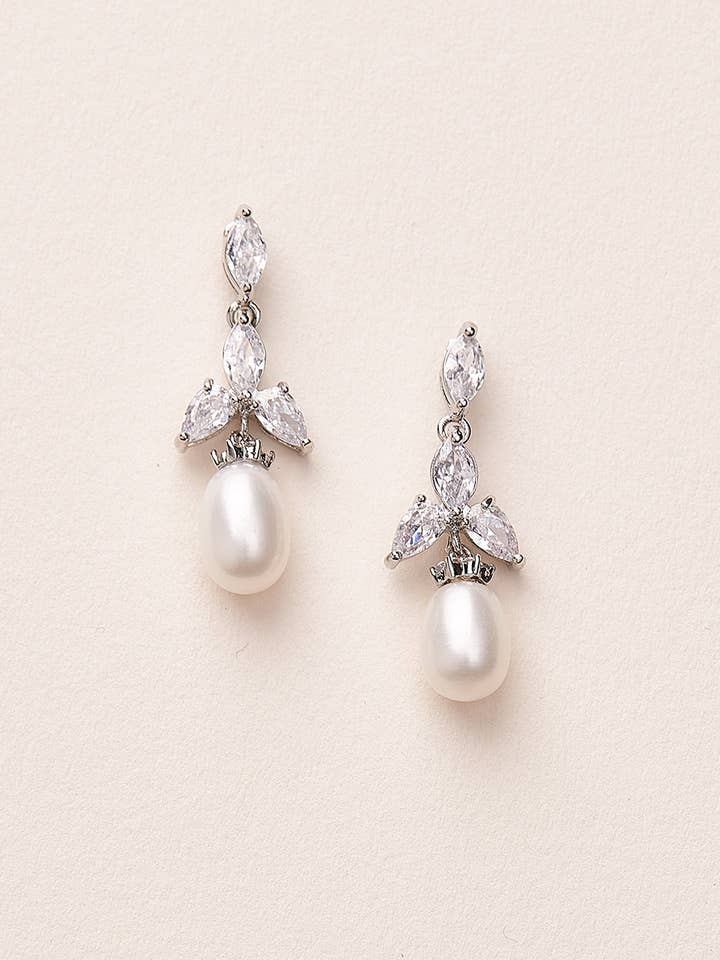 Orecchini Olivia con perle d'acqua dolce e zirconia cubica per la vendita all'ingrosso da parte di Dareth Colburn Designs