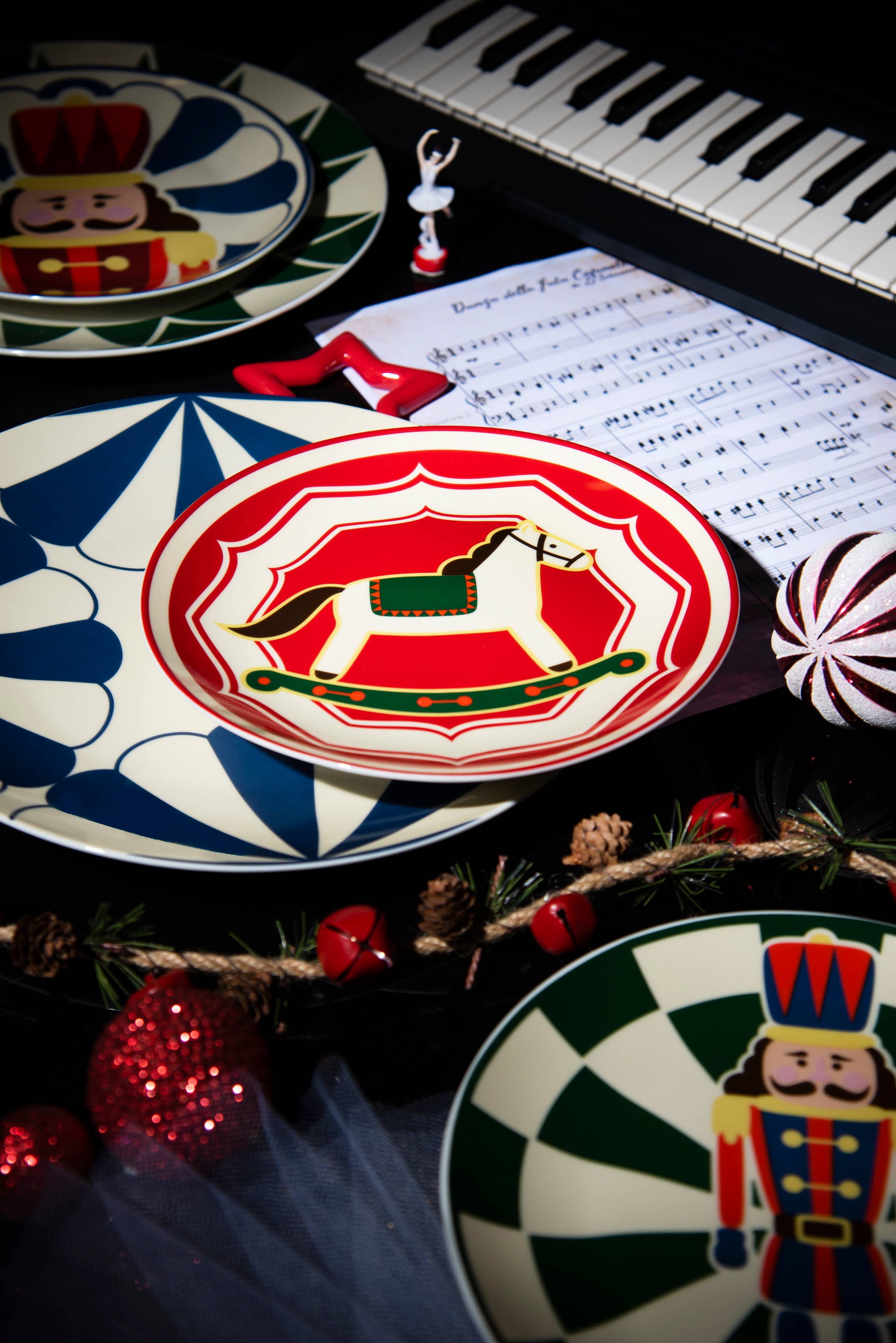 multicolour 18-Piece Vintage Christmas Dinnerware Set for wholesale on Faire7