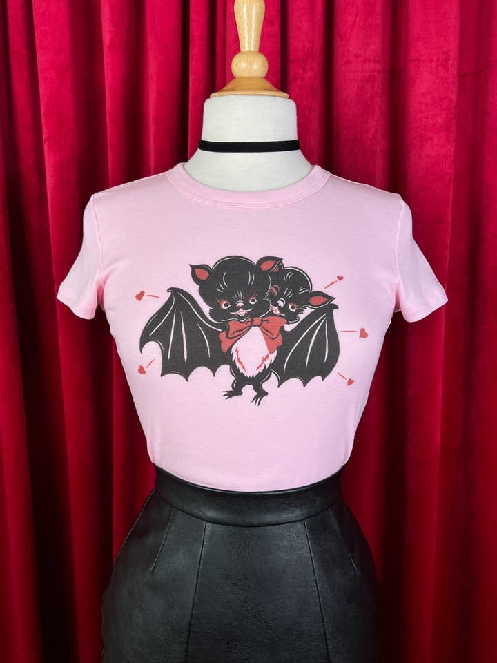 T-shirt Curta Bat Amour em Rosa por atacado de Mischief Made