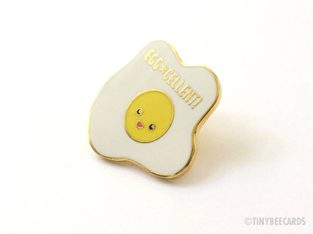 Tiny Bee Cards – Alfinete/botão de lapela por atacado – Pino de esmalte duro de ovo frito2