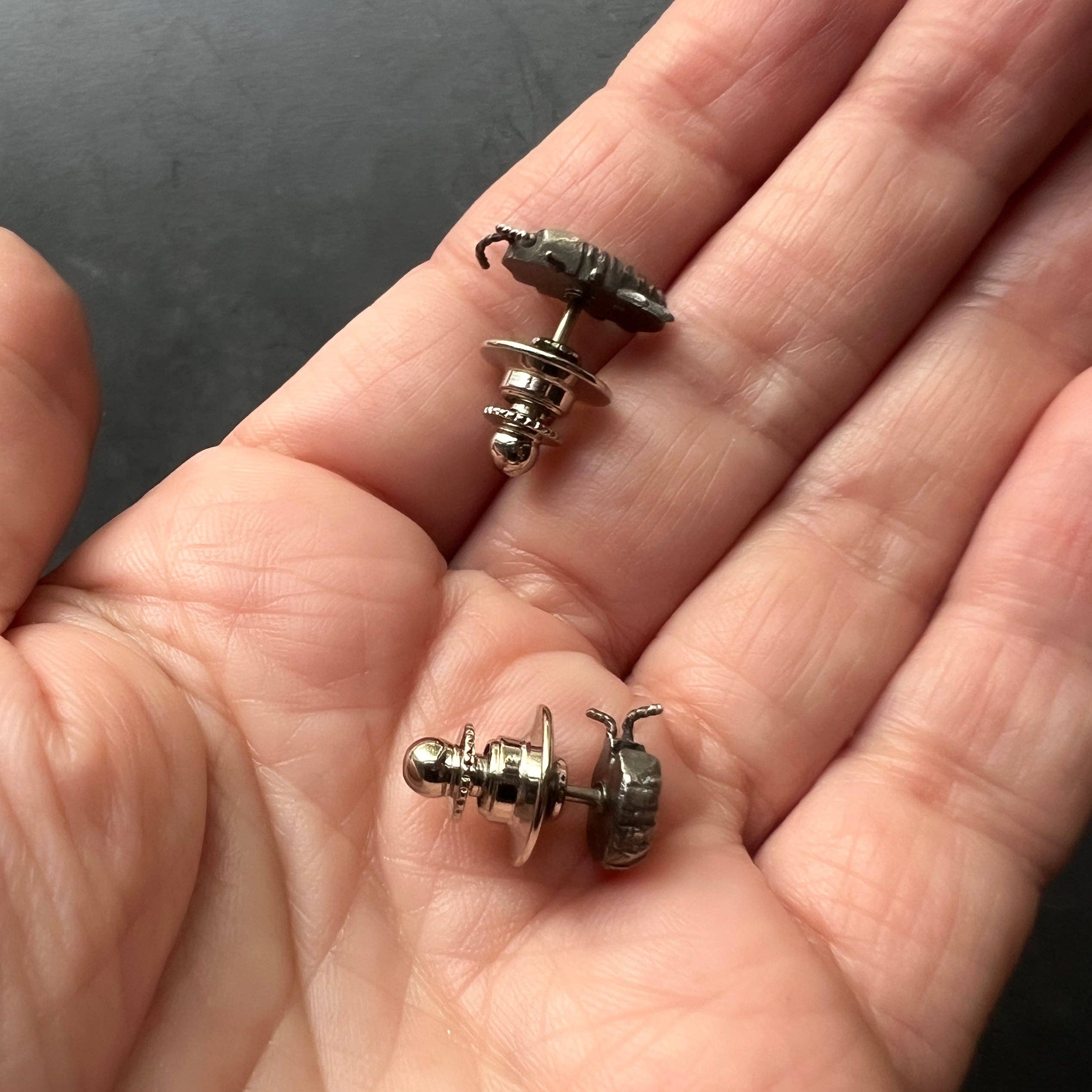 Metal Cloth & Wood – Alfinete/botão de lapela por atacado – Alfinetes de Isópode em Prata de Lei, Latão ou Bronze - Disponíveis Individualmente ou como Par Desigual! Presente Perfeito para Bicho-de-conta, Bicho-bola!8