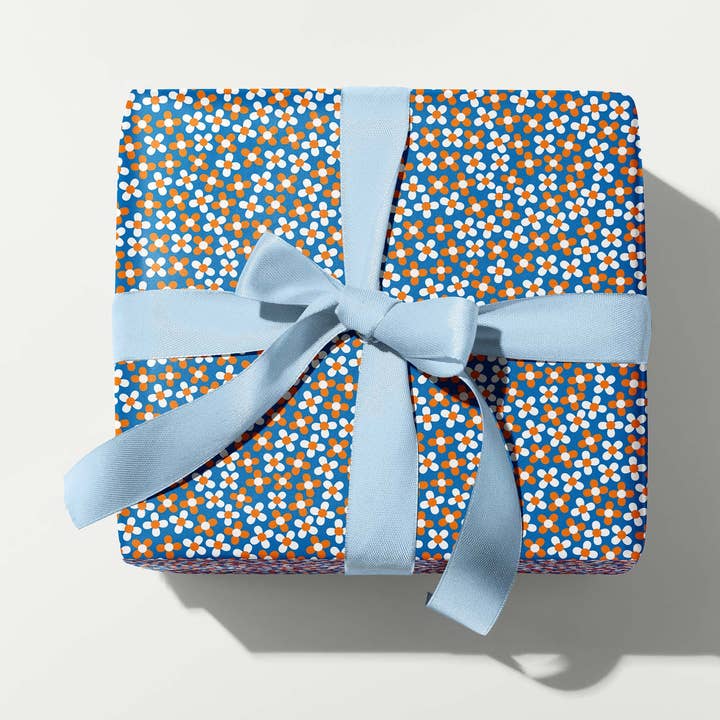 Little Fleurs en la Pradera, Medianoche • Hojas o Rollo de Papel de Regalo con Estampado Floral Ditsy para venta al por mayor de My Darlin'