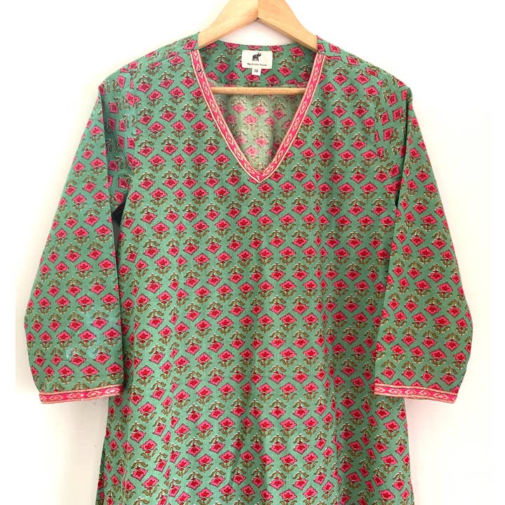 Tunique pour femme - Imprimé floral à blocs verts et roses, kurti en coton pour la vente par The Indian Bazaar
