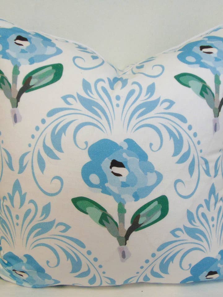 Housse de Coussin en Édition Limitée en Dentelle et Coquelicot avec Passepoil pour la vente par Lowcountry Linens