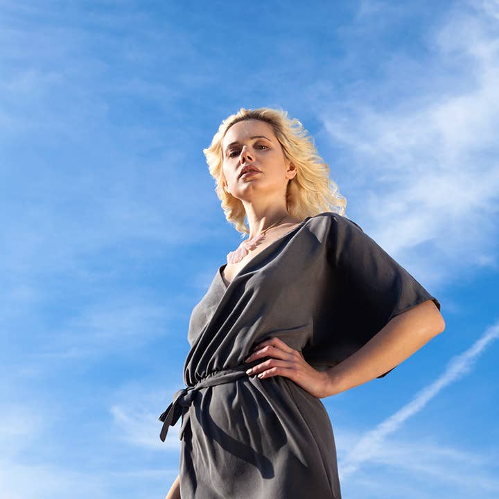 abito kimono grigio in TENCEL® per la vendita all'ingrosso da parte di WiDDA berlin