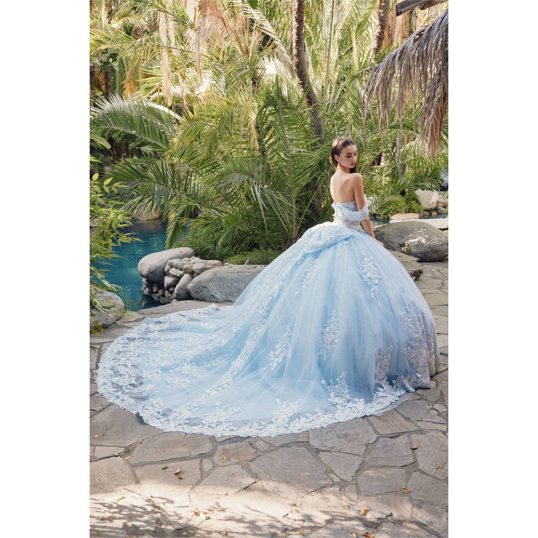 Juliet – Großhandel Abendkleid – Damen – Schulterfreies Quinceañera-Ballkleid mit Stickereien, Spitzenapplikationen und Schleife am Rücken5