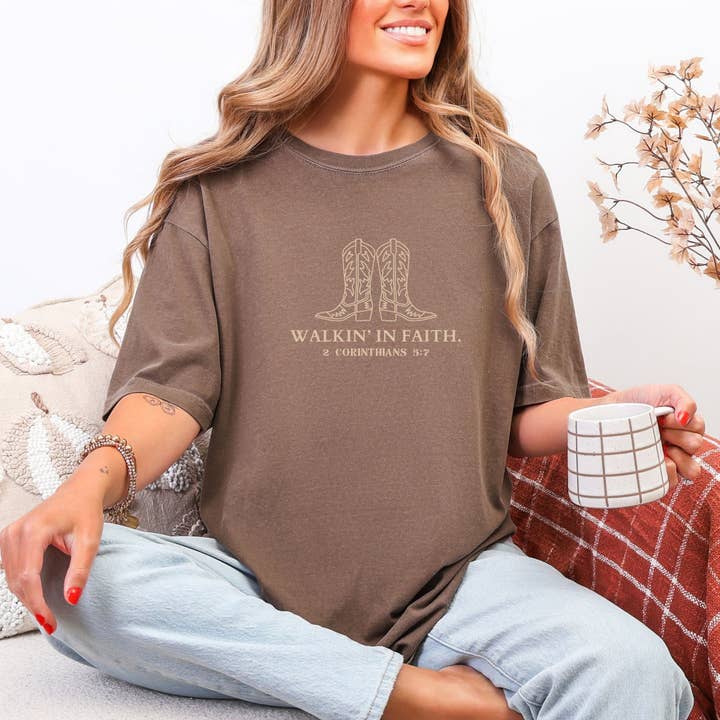 Gå i tro kristen vestlig forår blomster grafisk t-shirt for engroshandel hos Wholehearted Motherhood and Co.