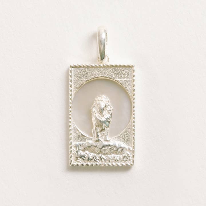 Pendentif Lion Argent Rectangle pour la vente par Freya Rose