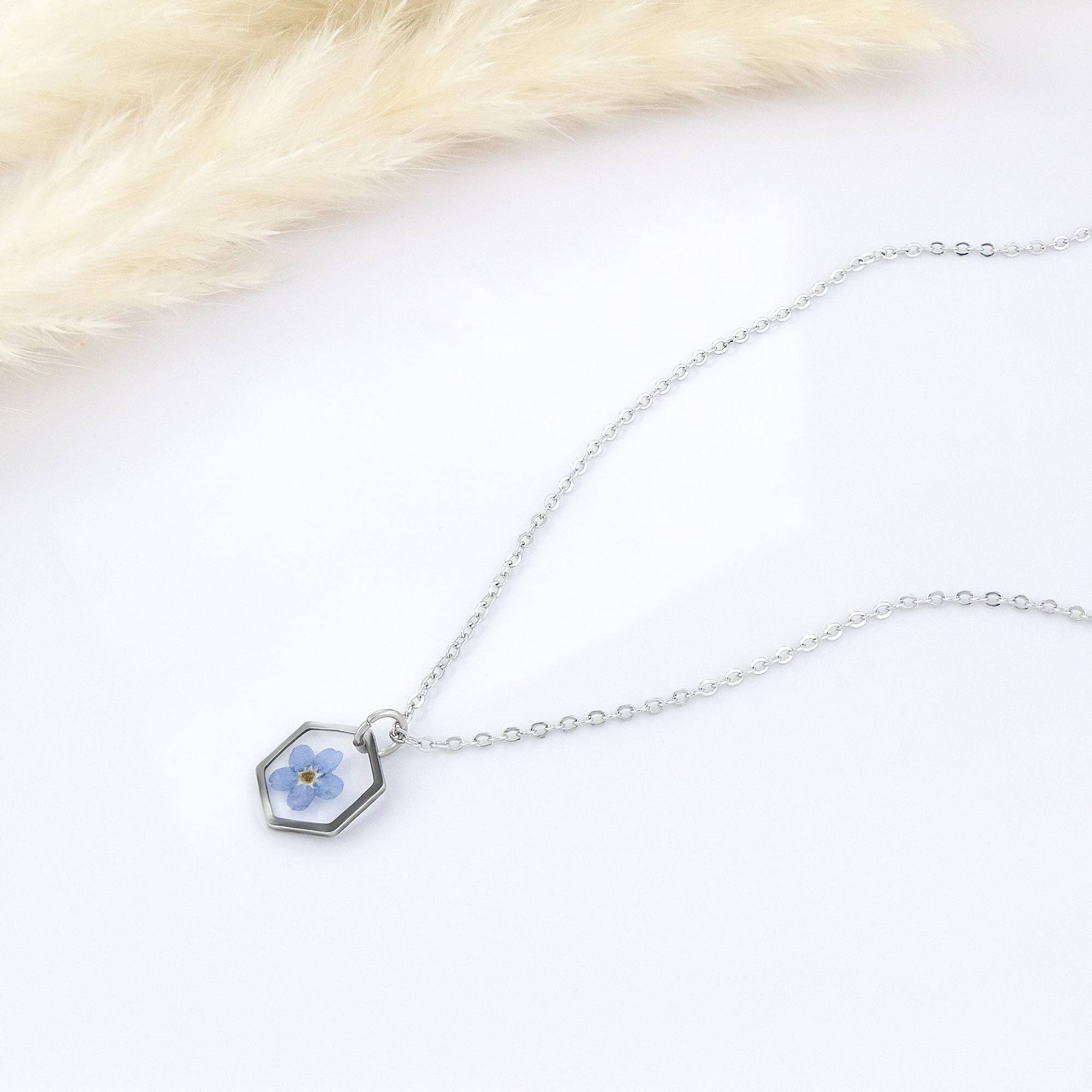 Allie and Posie – wholesale Pendant/charm necklace – ZORA Hexagon forget-me-not necklace0