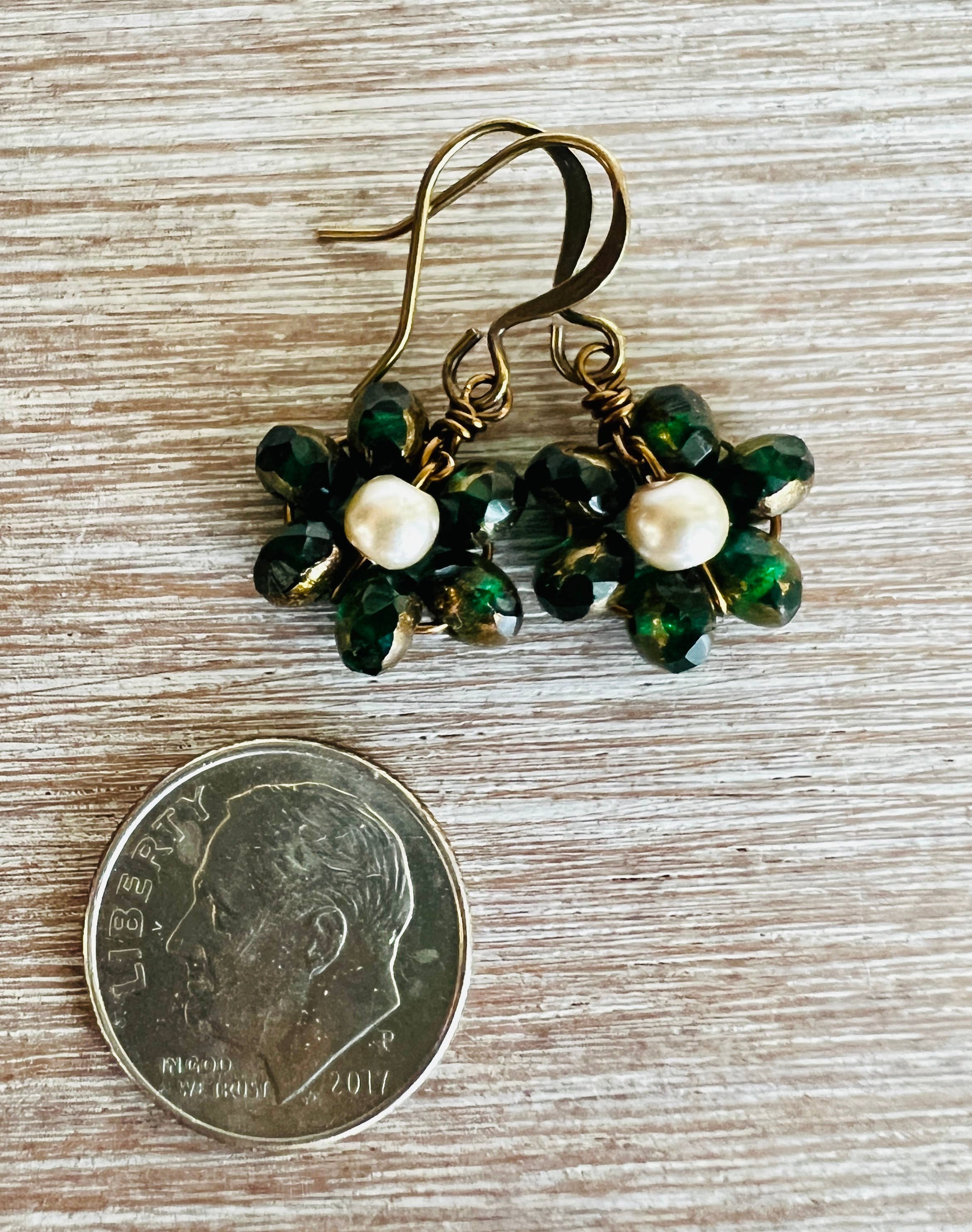 Twist Style – wholesale Hängande örhängen – Strandblomma kristallörhängen i gyllene skoggrön1