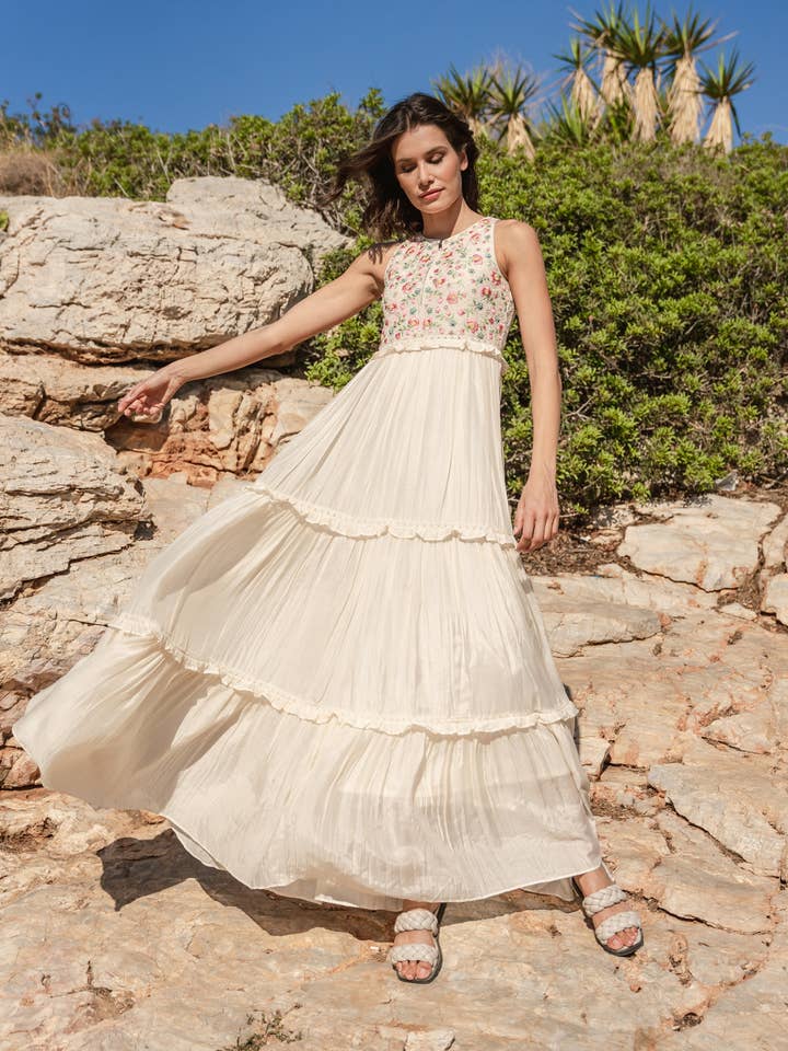 Robe à plusieurs niveaux avec corsage brodé pour la vente par Pinnacle By Shruti Sancheti