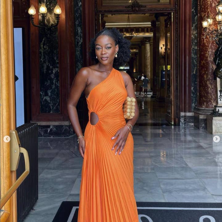 Vestido de Ombro Único com Pregas e Recorte — Silhueta Esculpida para a Noite por atacado de Serene Couture